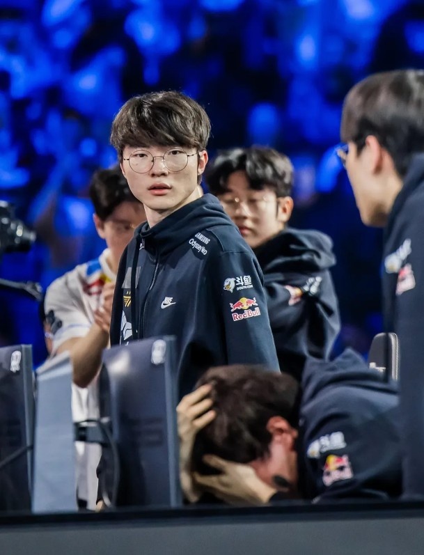 赛事官方分享Faker历年S赛决赛阶段照片：GOAT