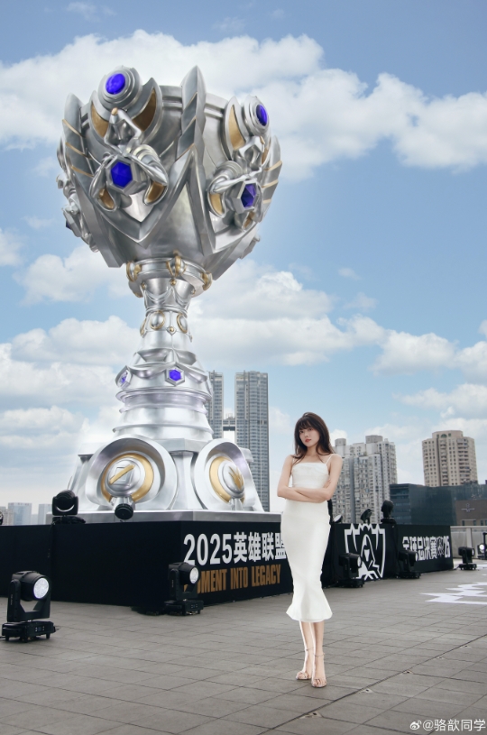 LPL女主持骆歆晒照：📷打卡春熙路巨型奖杯